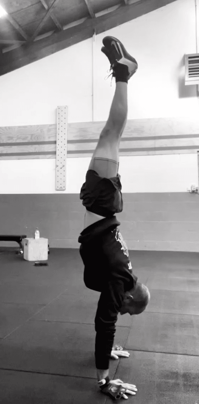 Andor - handstand